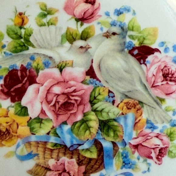 Vintage Porcelain Trinket box With Doves and Roses - Picture 11 of 11